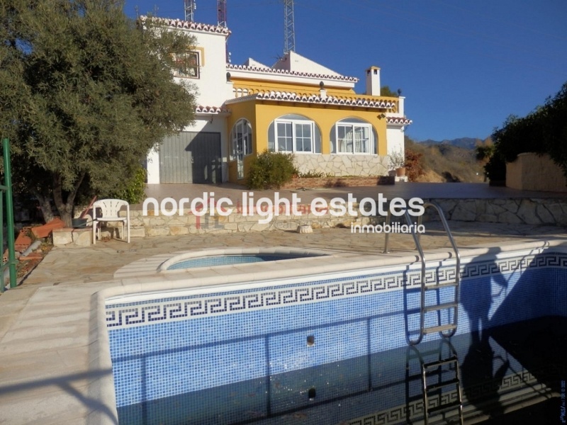 Lovely villa on a plot of 5000 sqm in Nerja 