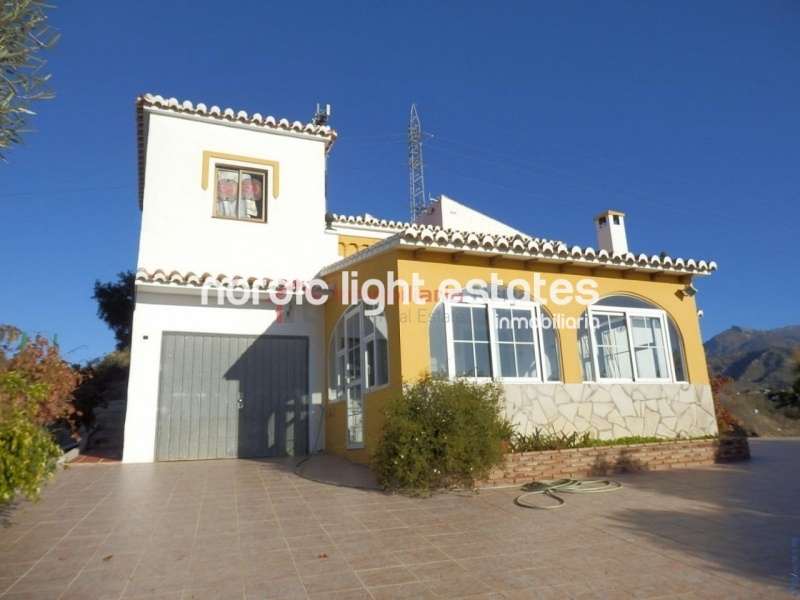 Bonita villa con una parcela de 5000m2 en Nerja