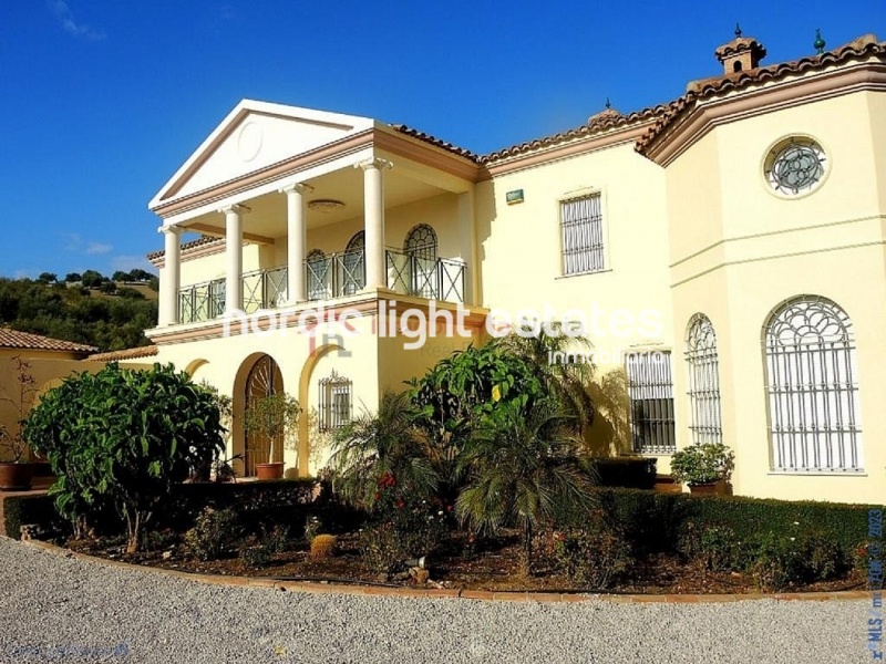 Similar properties Colonial-style villa 5 beds