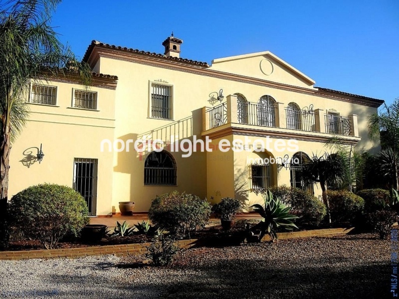 Similar properties Colonial-style villa 5 beds