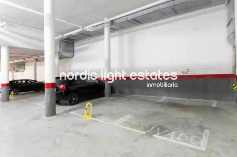 Espléndido y moderno apartamento con parking privado en Nerja