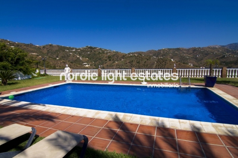 Maravillosa casa de campo con preciosos jardines en Torrox