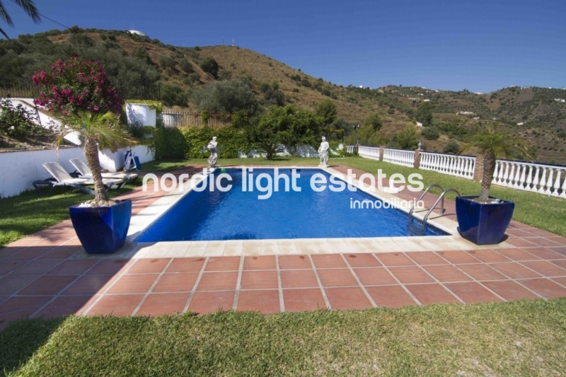 Marvellous country house with splendid gardens in Torrox 