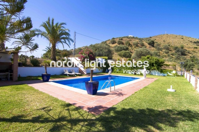 Marvellous country house with splendid gardens in Torrox 