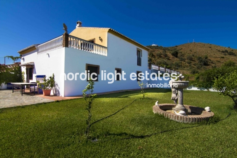 Marvellous country house with splendid gardens in Torrox 