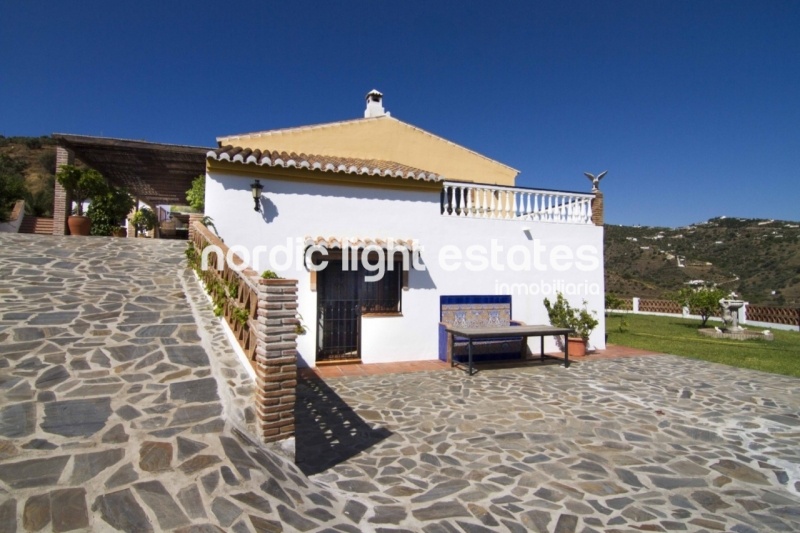 Marvellous country house with splendid gardens in Torrox 