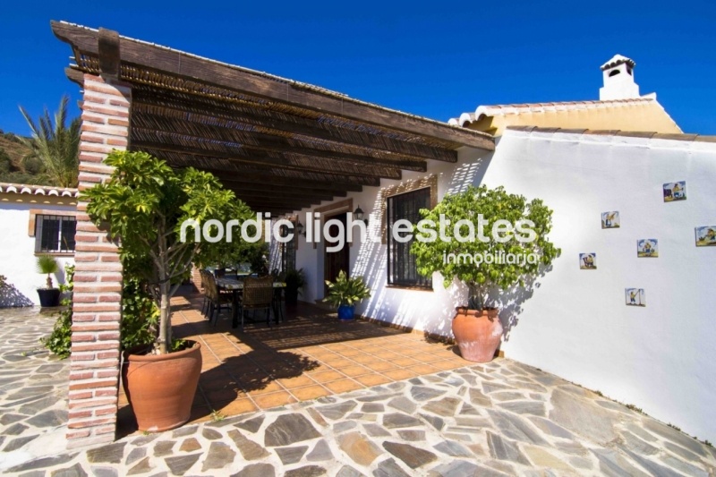 Marvellous country house with splendid gardens in Torrox 