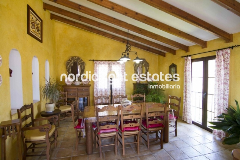 Marvellous country house with splendid gardens in Torrox 