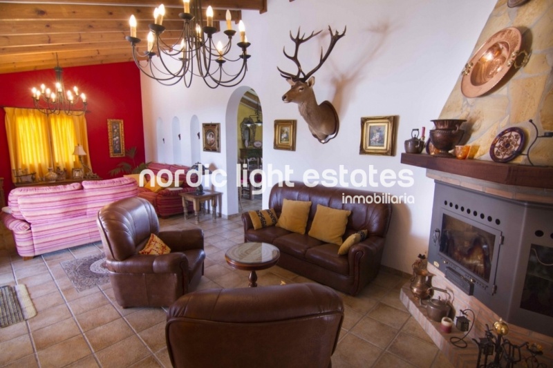 Marvellous country house with splendid gardens in Torrox 