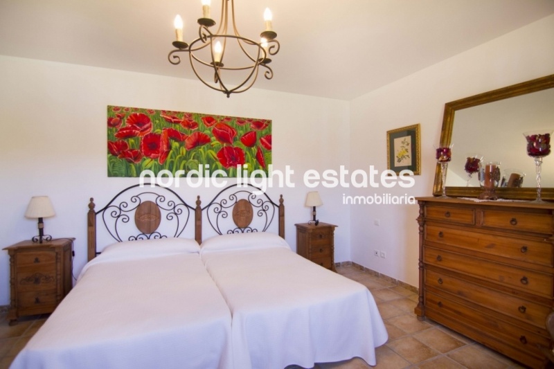 Marvellous country house with splendid gardens in Torrox 