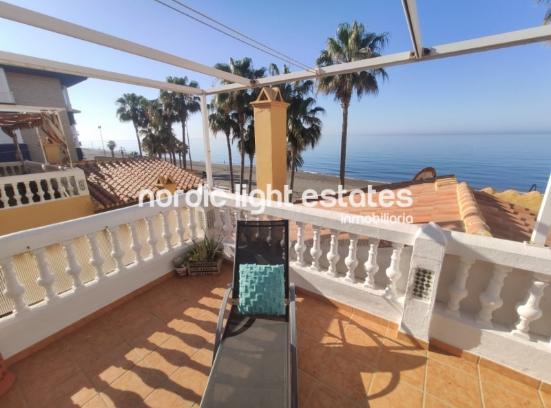 Stunning penthouse duplex prime beachfront with parking space 