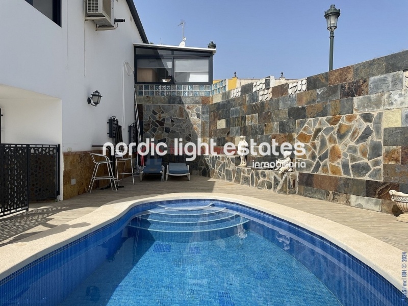 Villa in Nerja with 2 lounges and 2 kitchens