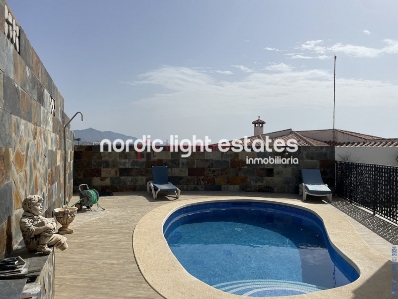 Villa en Nerja con 2 salones y 2 cocinas