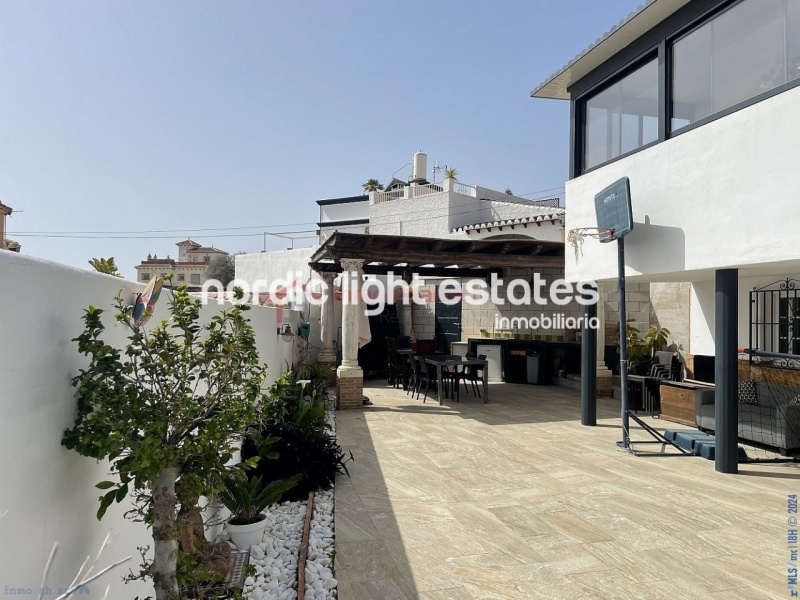 Villa in Nerja with 2 lounges and 2 kitchens