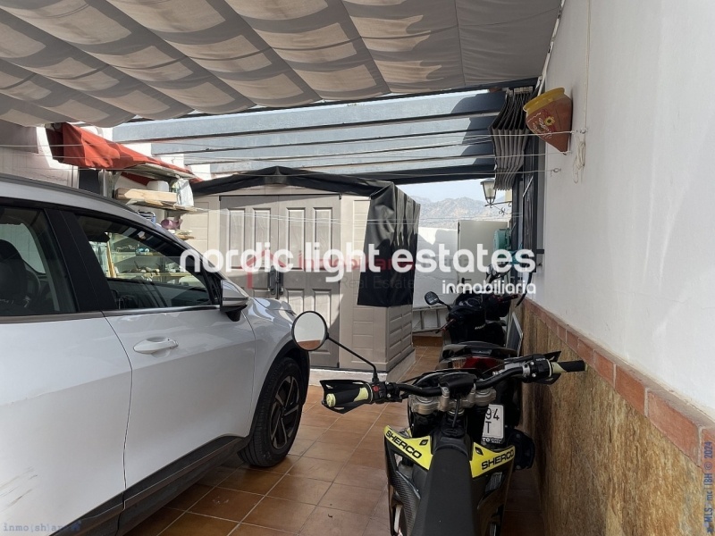 Villa en Nerja con 2 salones y 2 cocinas