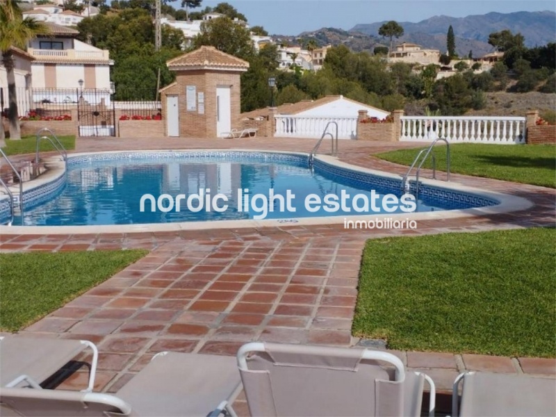 Bonita casa con cochera, vistas al mar y piscina comunitaria en Almuñécar 