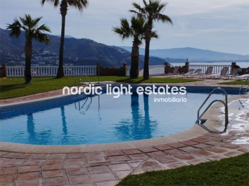 Bonita casa con cochera, vistas al mar y piscina comunitaria en Almuñécar 