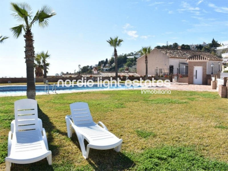 Bonita casa con cochera, vistas al mar y piscina comunitaria en Almuñécar 