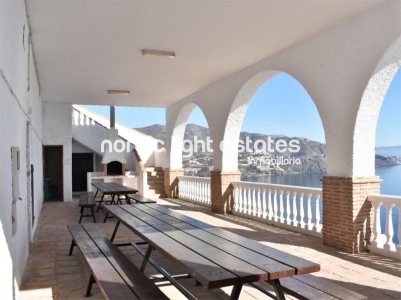 Bonita casa con cochera, vistas al mar y piscina comunitaria en Almuñécar 