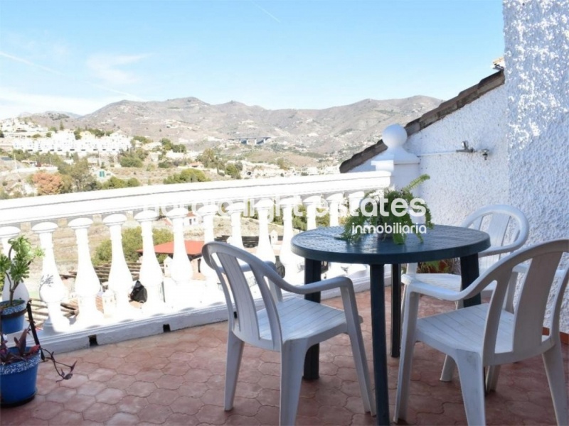 Bonita casa con cochera, vistas al mar y piscina comunitaria en Almuñécar 