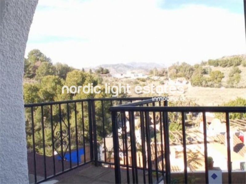 Bonita casa con cochera, vistas al mar y piscina comunitaria en Almuñécar 