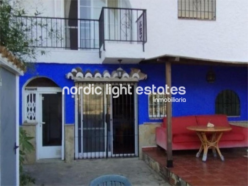 Bonita casa con cochera, vistas al mar y piscina comunitaria en Almuñécar 