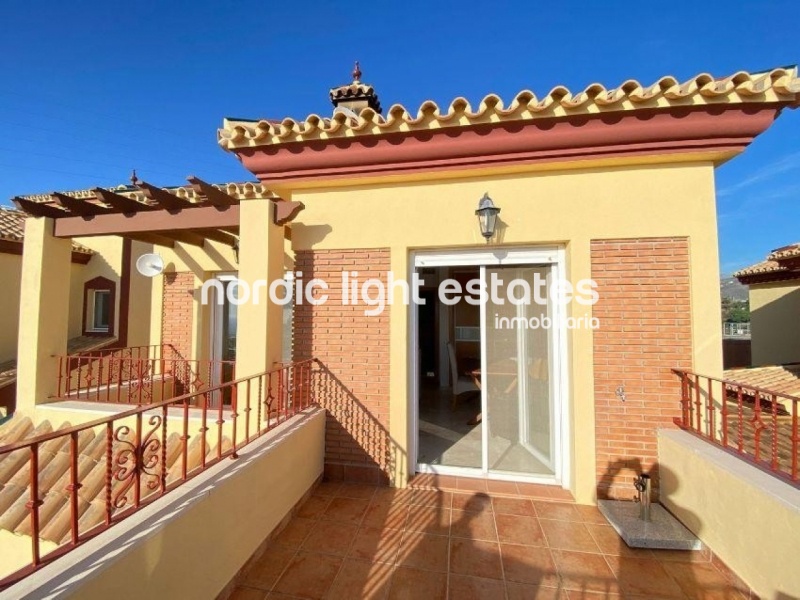 Magnifica villa con 5 dormitorios en Torrox Costa