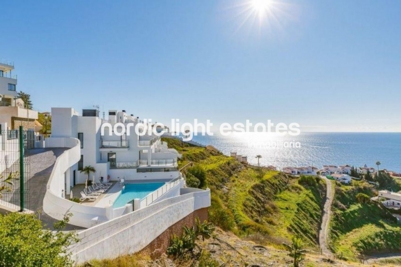 Exclusivo dúplex semi nuevo con 3 terrazas amplias en Nerja 