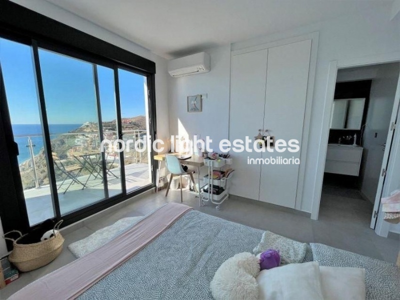 Exclusivo dúplex semi nuevo con 3 terrazas amplias en Nerja 