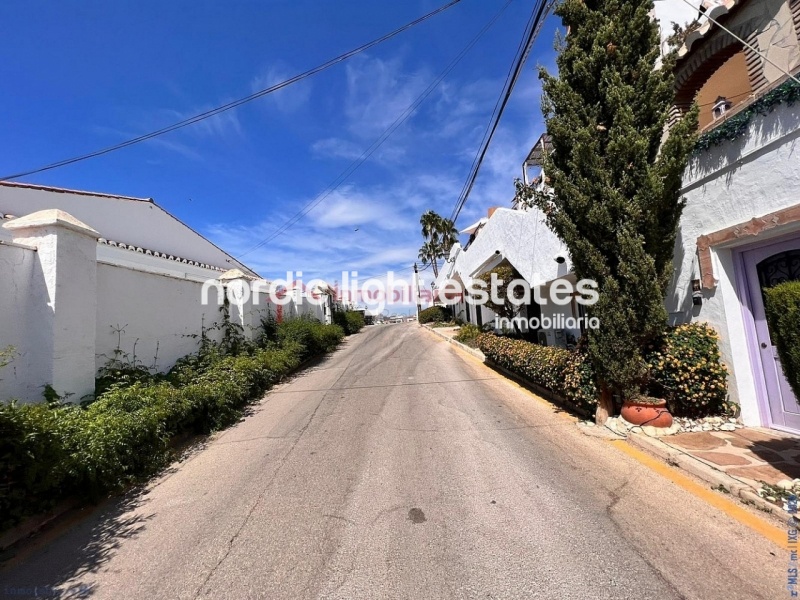 Amplia casa en Urb. Almijara, Nerja