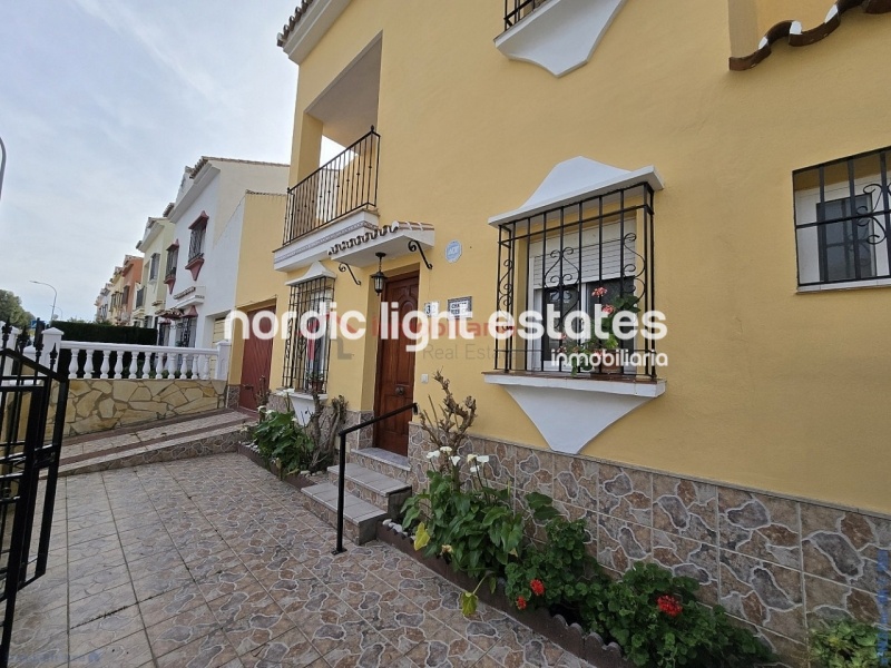 Casa muy grande con jardín privado y cochera en Torre del Mar