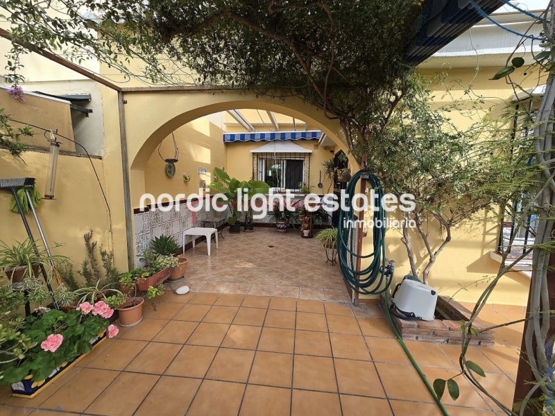 Similar properties Very large house with private garden and garage in Torre del Mar 