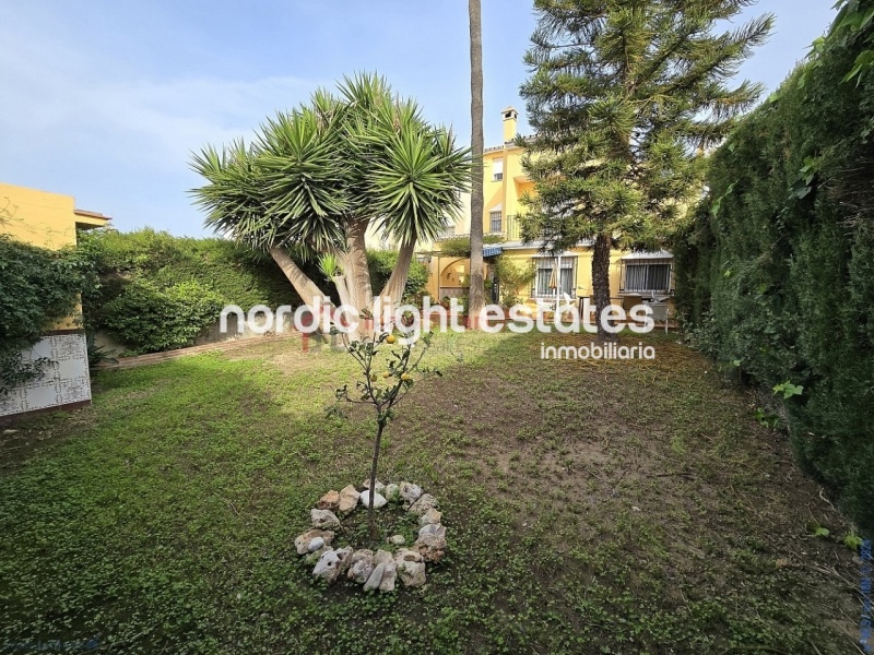 Casa muy grande con jardín privado y cochera en Torre del Mar