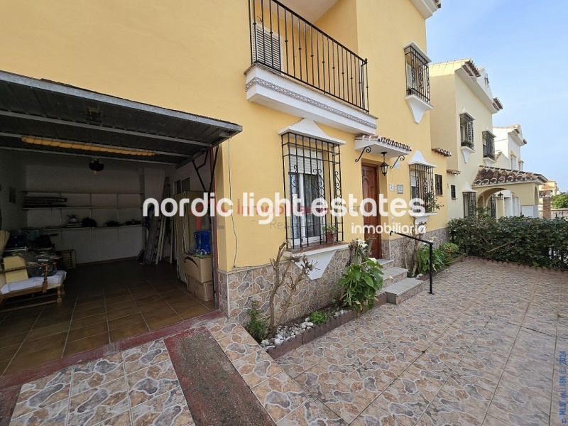 Similar properties Very large house with private garden and garage in Torre del Mar 