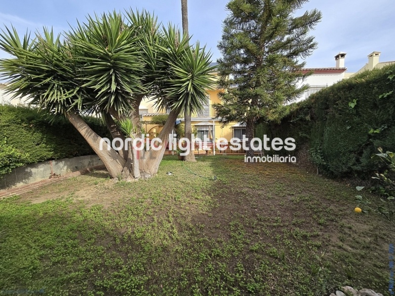 Casa muy grande con jardín privado y cochera en Torre del Mar