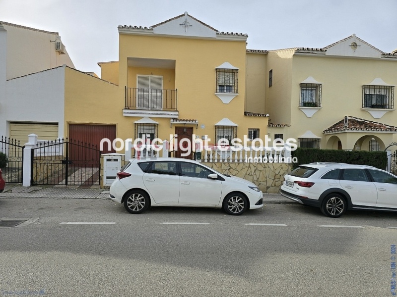 Casa muy grande con jardín privado y cochera en Torre del Mar