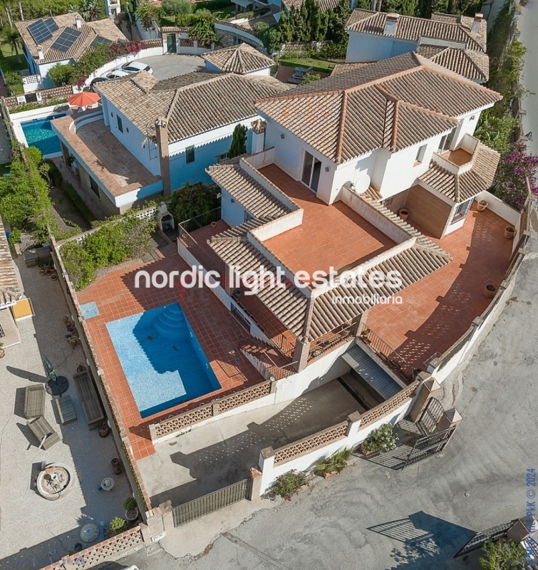 Propiedades similares Magnifica villa muy cerca del mar, 5 dormitorios, 4 baños La Herradura