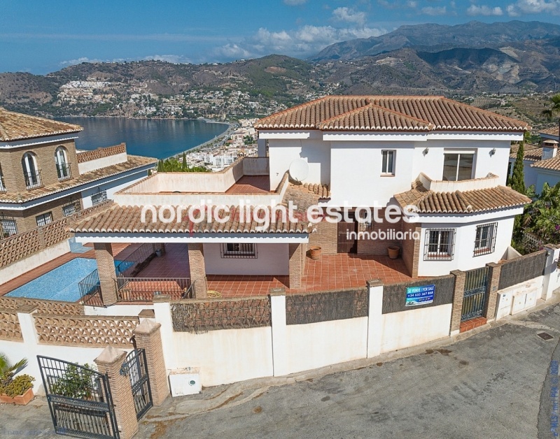 Magnifica villa muy cerca del mar, 5 dormitorios, 4 baños La Herradura