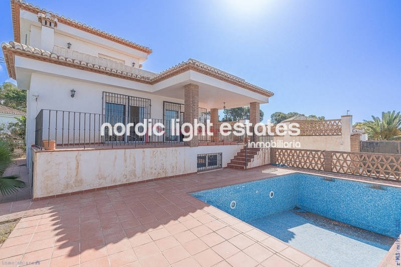 Magnifica villa muy cerca del mar, 5 dormitorios, 4 baños La Herradura