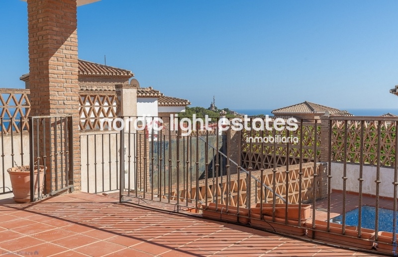 Propiedades similares Magnifica villa muy cerca del mar, 5 dormitorios, 4 baños La Herradura