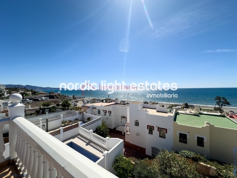 Casa pareada frente al mar en Torrox Costa