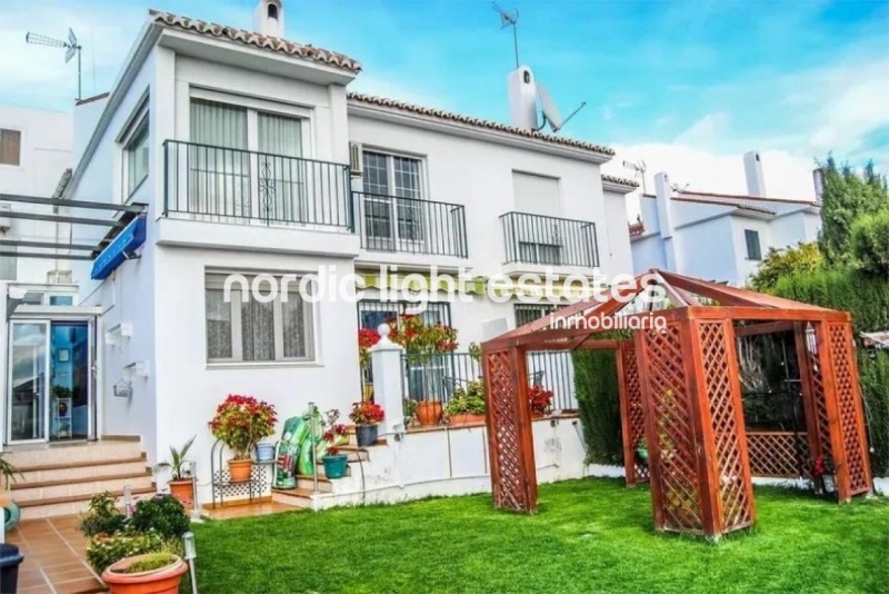 Ocasión!!! Casa pareada de 5 dormitorios y pequeño jardín en Torre del Mar