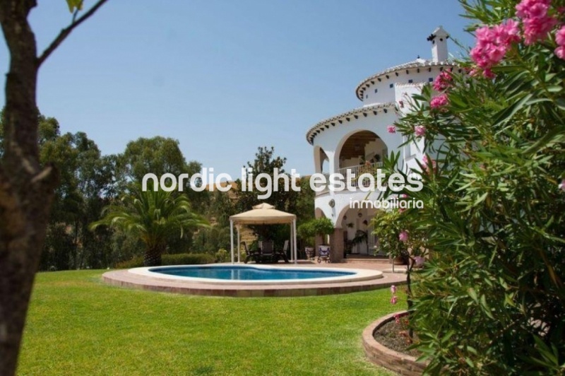 Similar properties Impressive villa with views to the lake La Viñuela / 2 apartments