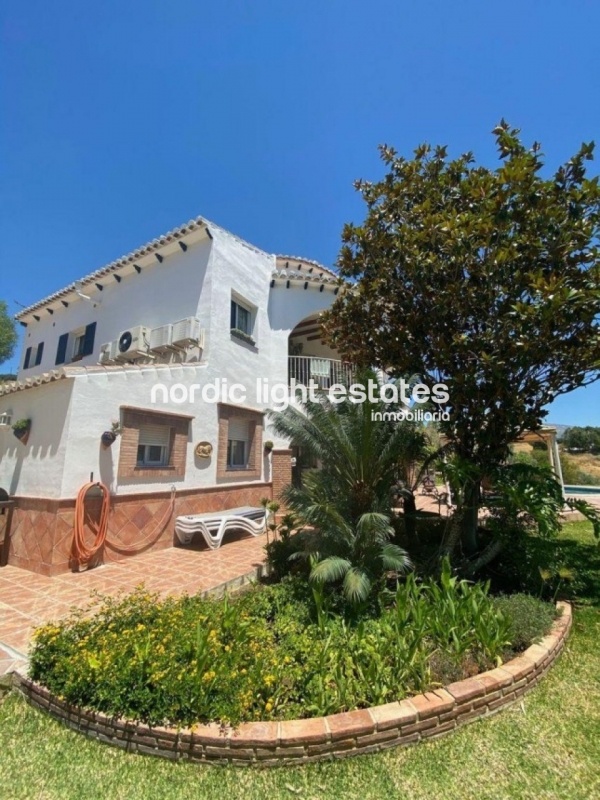 Similar properties Impressive villa with views to the lake La Viñuela / 2 apartments