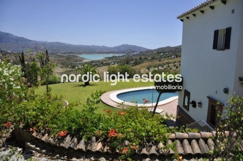 Similar properties Impressive villa with views to the lake La Viñuela / 2 apartments