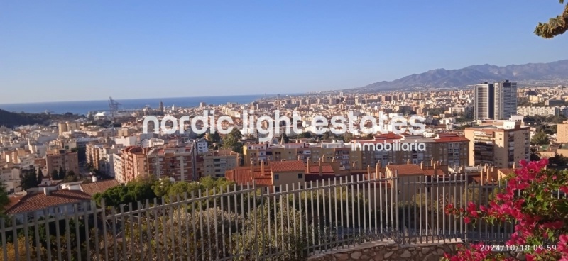 Gran casa adosada en la zona residencial alta de Olletas en Málaga 