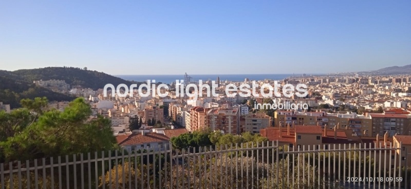 Gran casa adosada en la zona residencial alta de Olletas en Málaga 