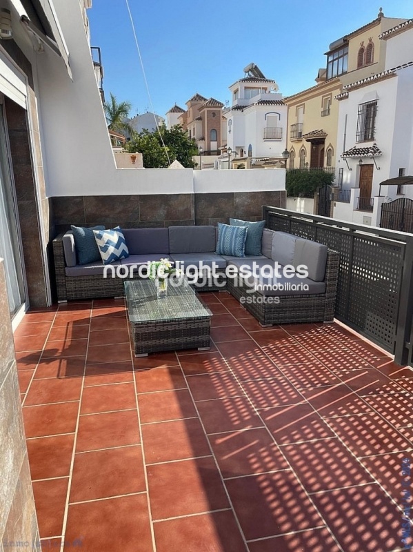 Impresionante casa pareada con piscina climatizada privada en Nerja