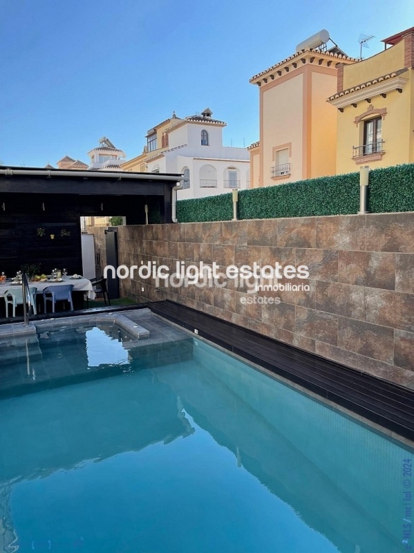 Impresionante casa pareada con piscina climatizada privada en Nerja