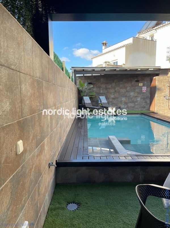 Impresionante casa pareada con piscina climatizada privada en Nerja